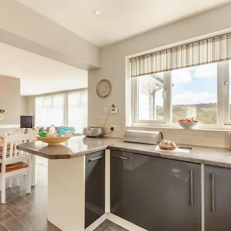 4 Bed In Oc-llh41 Holiday home *